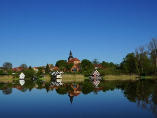 Blick vom Ruderboot auf die Sternberger Kirche