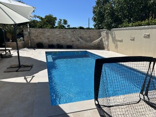 Blick auf den großen beheizten Pool mit schöner Poolter