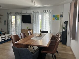 Helles Esszimmer m. großem Tisch, Klima w/k, Holzofen &