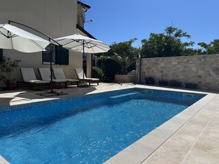 Blick auf den großen beheizten Pool mit schöner Poolter