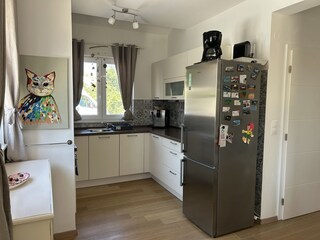 Moderne Küche m. Herd, Kühl/- Gefrierkombi, Spülmaschin