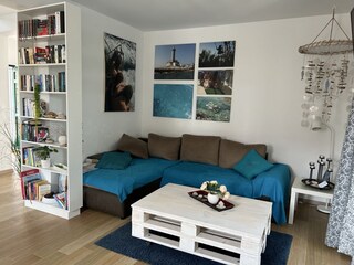 Helles Wohnzimer m. Sat TV, großer gemütlicher Couch, K