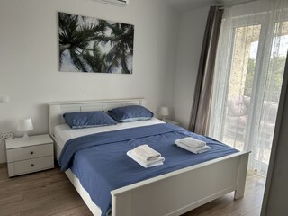 Schlafzimmer 1 m. Klima w/k, Balkon, 3- türigem Schrank