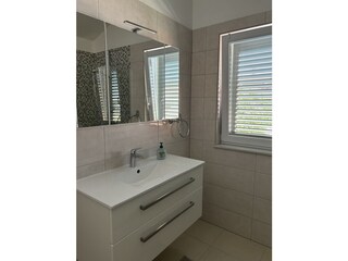 gemeinsames Tageslicht- Bad 2 von Schlafzimmer 2 & 3 mi