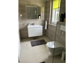 Tageslicht- Bad 1 mit Dusche/WC mit direkter Zugang von