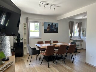 Blick vom gemütlichen Wohnzimmer in das große, helle un