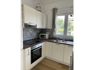 Küche m. Herd, Kühl/- Gefrierkombi, Spülmaschine, Micro