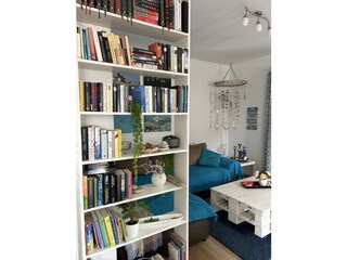 Blick in den Wohnraum mit Bücherauswahl & großer, gemüt