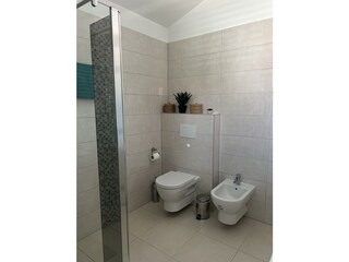 gemeinsames Tageslicht- Bad 2 von Schlafzimmer 2 & 3 mi