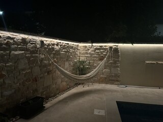 Blick auf die beleuchtete Steinmauer