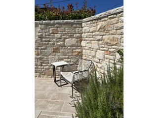 Gemütliche Sitzecke am Pool