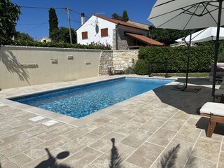 Blick auf den großen beheizten Pool mit schöner Poolter