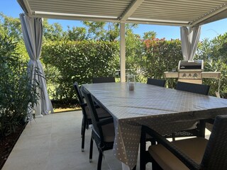 Blick auf die große sonnige/schattige (nach Wunsch) Ver