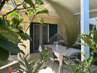 Blick auf die große sonnige/schattige (nach Wunsch) Ver