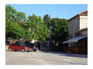 Marktplatz mit kleinem Supermarkt, Bäcker, Post & Lokal