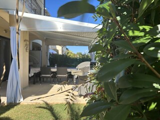 Schattiger Platz mit Stühlen, Pflanzen und Zelt - perfe