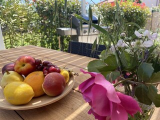 Großer Esstisch & Grill auf der einladenden Veranda