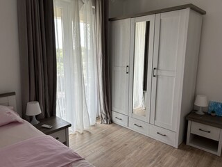 Schlafzimmer 3 m. Balkon, 2 Betten 90x200, TV, 3-türige