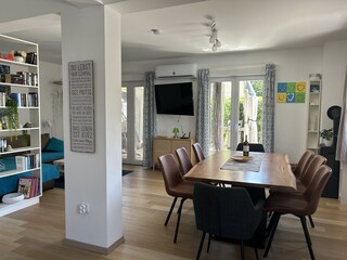 Helles Esszimmer m. großem Tisch, Klima w/k, Holzofen &