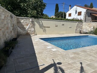 Blick auf den großen beheizten Pool mit schöner Poolter