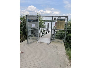 Zugang zur Anlage links