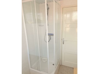 Badezimmer mit Dusche/Toilette/Waschbecken