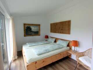 Schlafzimmer mit Blick auf Wiese und Wald