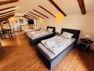 Kinderzimmer mit 3 Betten