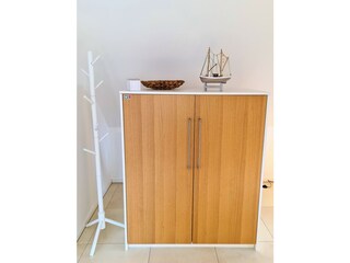 Schrank im Wohnbereich auch zum Aufhängen der Kleidung