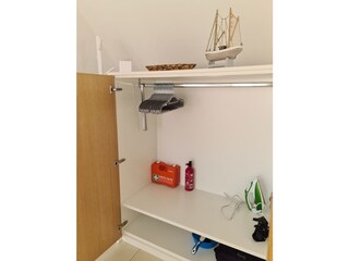 Kleiderschrank im Wohnbereich