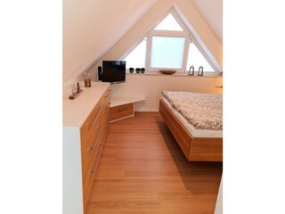 Offenes Schlafzimmer angrenzend an den Wohnbereich