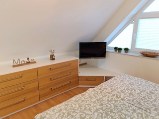 Schlafzimmer mit 26 Zoll LCD Fernseher