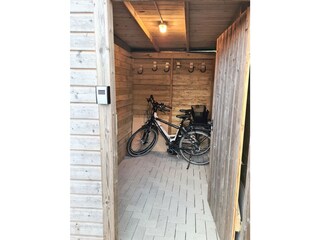 Außen Abstellraum mit Lademöglichkeit für E-Bikes
