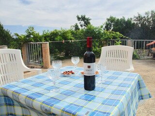 Angenehme Terrasse mit Meerblick