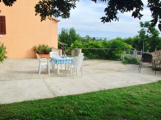 Angenehme Terrasse mit Meerblick und eigenem Grill