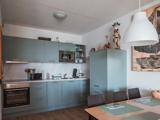 Küche m. Backofen, Geschirrsp, gr. Kühlschrank