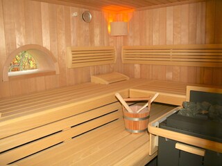 Die Sauna rundet die schönen Tage im Haus ab