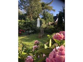 Uneinsehbarer, umzäunter Bereich mit Outdoor-Dusche