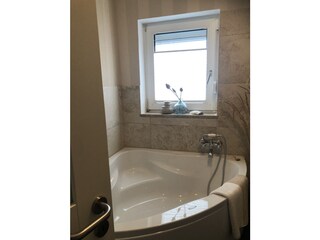 Badezimmer mit 2-Personen-Wanne und Walk-in-Regendusche