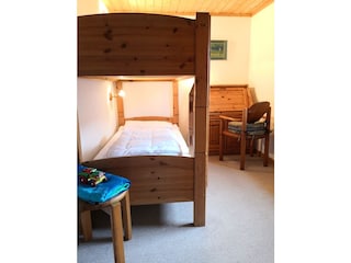 Kinderzimmer mit Etagenbett und kleinem Schreibtisch