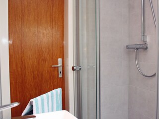 modernes Badezimmer mit Dusche