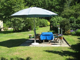 ruhig gelegener Garten mit Sitzplatz