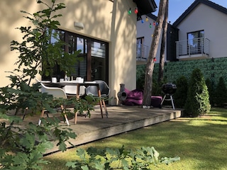 Die Terrasse mit Outdoor-Essplatz