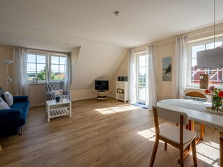 Lichtdurchfluteter großer Wohnraum