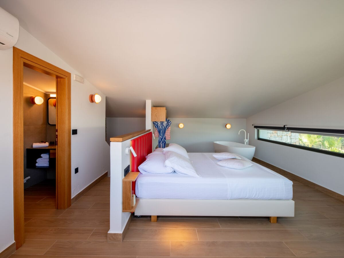 Schlafzimmer im Atrium mit Wanne und ensuite Badezimmer