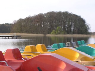 Tretboote am See