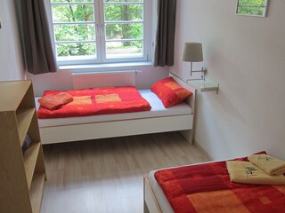 Schlafzimmer (2 Betten 90x200cm)