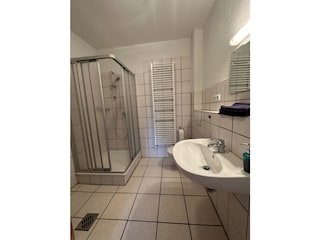 Bad mit Dusche und WC