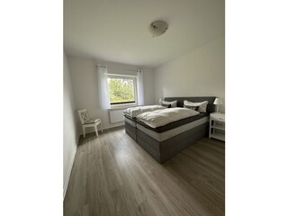 Schlafzimmer mit Doppelbett (1,80mx2,00m)