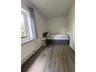 Schlafzimmer mit Einzelbett (90x2,00m)